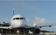 (VIDEO) Une jeune femme projetée sur un mur par le vent d'un avion