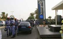 Une journaliste à terre lors du face à face avorté à Radisson Blu