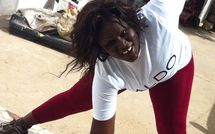 Ngoné Ndiaye Guéwel en pleine séance d'étirement