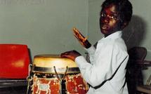 Photo de souvenir du chanteur Akon jouant avec un tumba