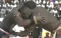 [ VIDEO ] Direct-Lutte : boy Reubeuss bat Nelson Mandela  