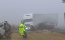 Scène effrayante: un camion fonce droit vers un groupe de policiers (VIDEO)