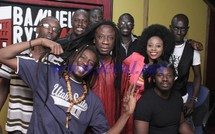 Adjouza en toute complicité avec son staff dans son studio