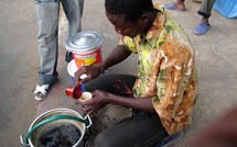 Pour survivre: Un Enseignant devient un vendeur de café Touba