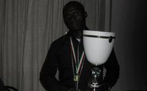 Serigne Ngagne brandissant son trophée