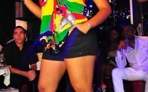 Betty Fall se plait dans ses mini-shorts sexy 