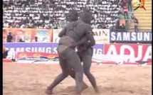 [Video] Lutte: "Diene Kaire" bat "Youssou Ndour" 