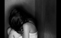 ELLE LUI OFFRE SA FILLE POUR QU'IL LA VIOLE!