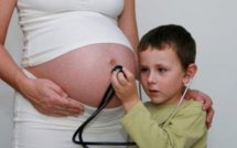À cinq ans, il aide sa mère à accoucher et sauve la vie de son petit frère