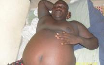 Voici l’homme qui a le plus gros ventre, il fait une bonne sieste après le repas !!!