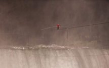 Il réussit la traversée des chutes du Niagara sur un fil