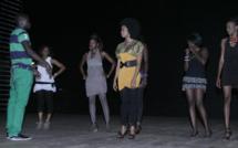 Adiouza prépare son prochain clip vidéo: Elle est en scéance de répétition dirigée par le danseur Pape Moussa