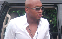 (VIDEO) remise de drapeau par El hadji Diouf   a « SITEU » lutteur vainqueur  sur « NAROU SOKASS »