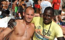 Le jet setteur sénégalais Samba Keinde avec le footballeur Sneijder