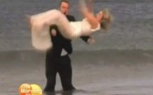 Il lance la mariée dans les airs et la laisse tomber dans l'eau (vidéo)