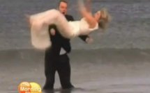 Il lance la mariée dans les airs et la laisse tomber dans l'eau (vidéo)