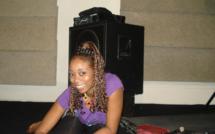 La chanteuse Adiouza très relax au studio