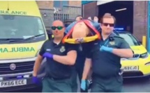 Des ambulanciers choquent en faisant la danse du cercueil avec un "patient coronavirus" (VIDEO)