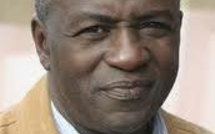 Le  bus de Diambars caillaissé, après le match contre Niarry Tally