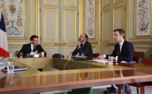 Coronavirus: Macron veut sa commission, Larcher "stupéfait"