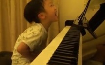 Un enfant de 5 ans joue du piano