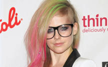 Alice Dellal, Rihanna, Avril Lavigne… la tête à l’envers?