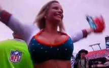 Un caméraman obnubilé par la poitrine d'une cheerleader