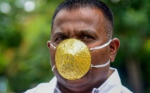 Insolite: Un Indien porte un masque en or pour se protéger du coronavirus