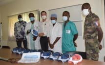 Eléments français au Sénégal : 60 masques de plongée Décathlon remis pour sauver des malades de la COVID-19.