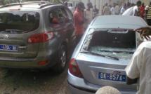 [Vidéo] Démonstration de force des Thiantacounes: une centaine de véhicules caillassés 