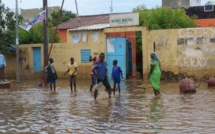 Banlieue de Dakar un centre d'examen CFEE sous les eaux de la pluie (Vidéo)