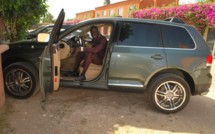 Le percussionniste Bakane Seck dans sa rutilante 4x4 Touareg