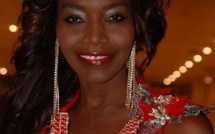 Noel des enfants: Coumba Gawlo Seck en duo avec un singe