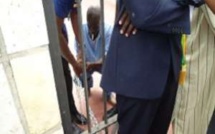 [Vidéo] Mécontent de la délocalisation du gala des 140 ans de St-Louis, l'artiste Iba Ndiaye s’enchaîne aux grilles de la Mairie