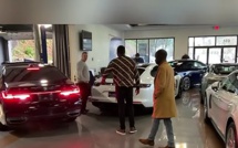 VIDEO - Mo Gates offre 450 millions FCfa à sa maman, deux Ranger Rover et un Mercedes Maybach 