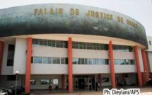 Tribunal de Dakar: Un accesseur dort en pleine audience
