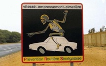Indiscipline des Senegalais : Voiture et charette sur la passerelle des pietons de l'autoroute !