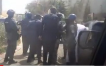 VIDEO / Les bras croisés à dessein sur son dos: Ousmane Sonko renvoie l'image d'homme menotté