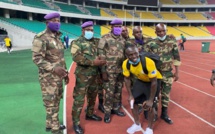 Sadio Mané prend la pose avec des agents de sécurité congolais