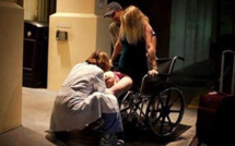 Elle accouche devant l'hôpital