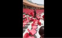VIDEO / Arène nationale: Les lutteurs sanctionnés réparent les chaises saccagées par leurs supporters