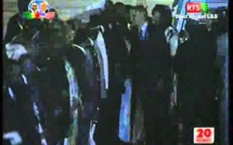 [Vidéo] Barack Obama chaleureusement accueilli par Macky Sall et Marième Faye