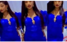 La femme du joueur Kara Mbodj très rayonnante en bleu (Vidéo)