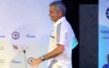 Oups. La petite chute mignonne de José Mourinho à Bangkok. Regardez !