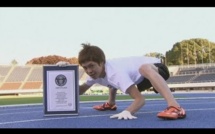 A quatre pattes, il est l’homme le plus rapide au monde. Regardez son record Guinness