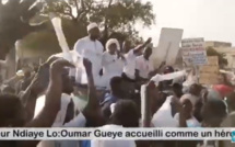 SANGALKAM: PASSAGE DE OUMAR GUEYE À KEUR NDIAYE LO, LES POPULATIONS SORTENT AVEC DES FOULARDS BLANCS POUR ACCUEILLIR LE MAIRE.