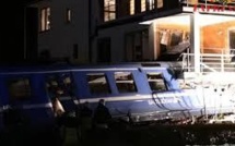 [Vidéo] Une femme de ménage vole un train et l’écrase contre une maison.