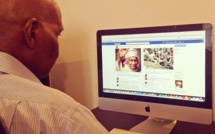 Photo: L’ancien chef de l’Etat, Me Wade est en train de « facebooker »