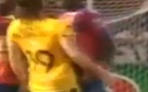 [Vidéo] Le match dégénère, il mord le nez de son adversaire
