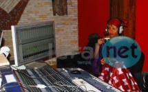 Très relax, Viviane réécoute son dernier single au studio